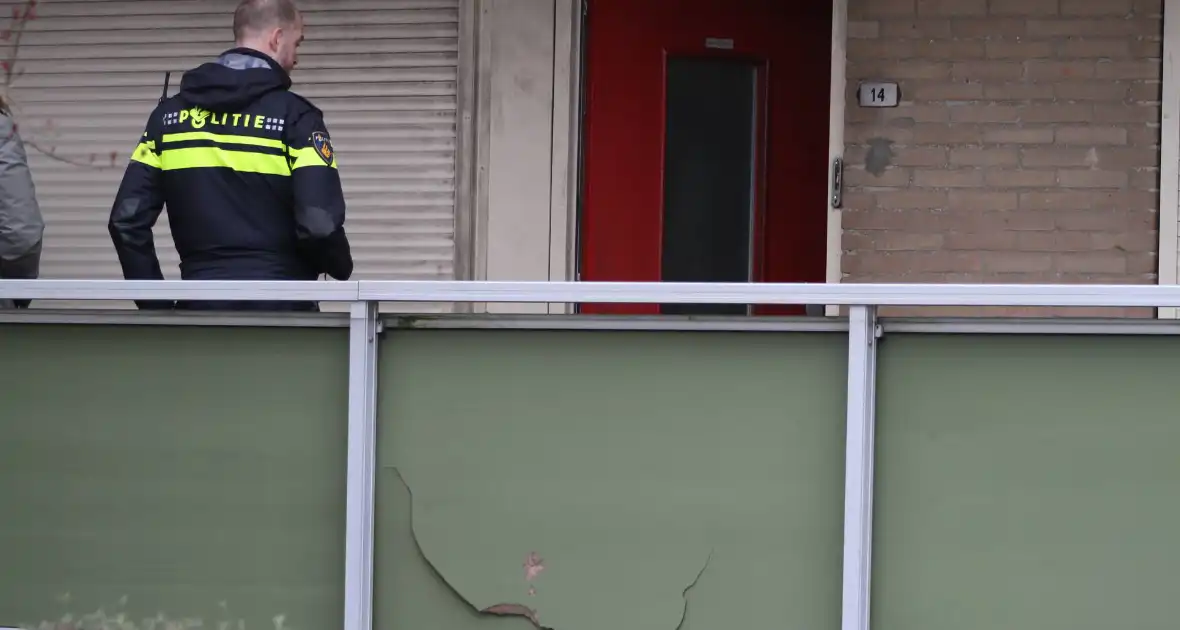 Politie onderzoekt explosie bij flat - Foto 8