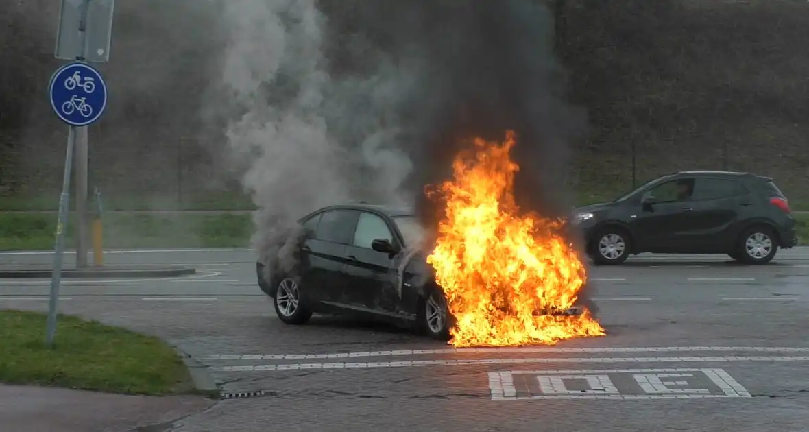 BMW gaat in vlammen op tijdens proefrit - Foto 1
