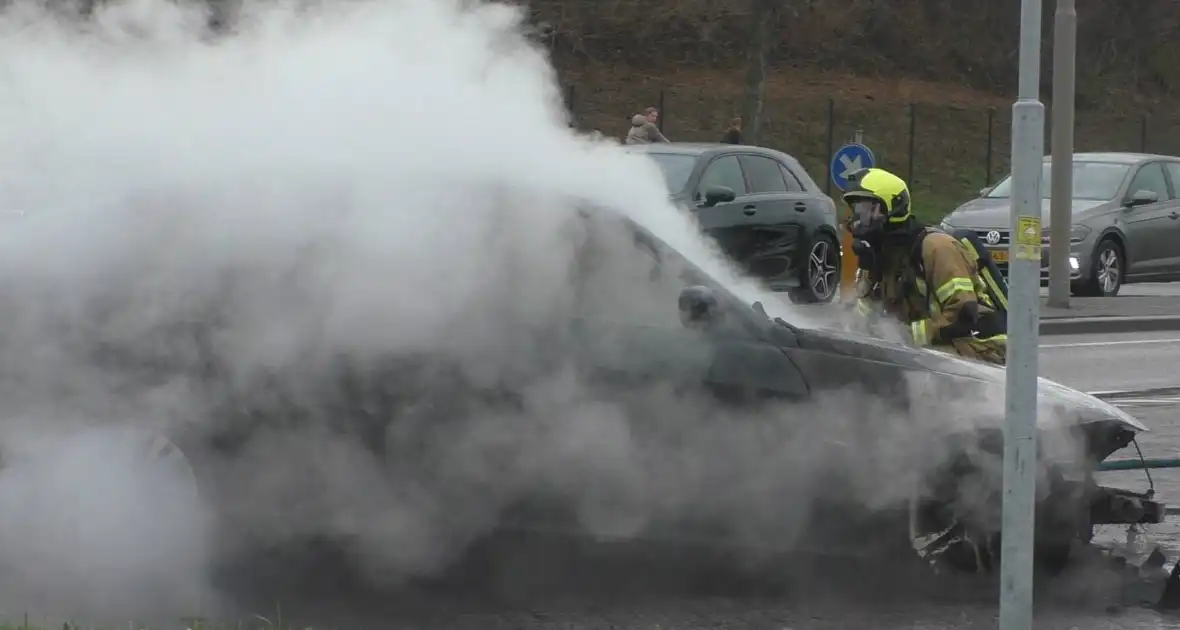 BMW gaat in vlammen op tijdens proefrit - Foto 10