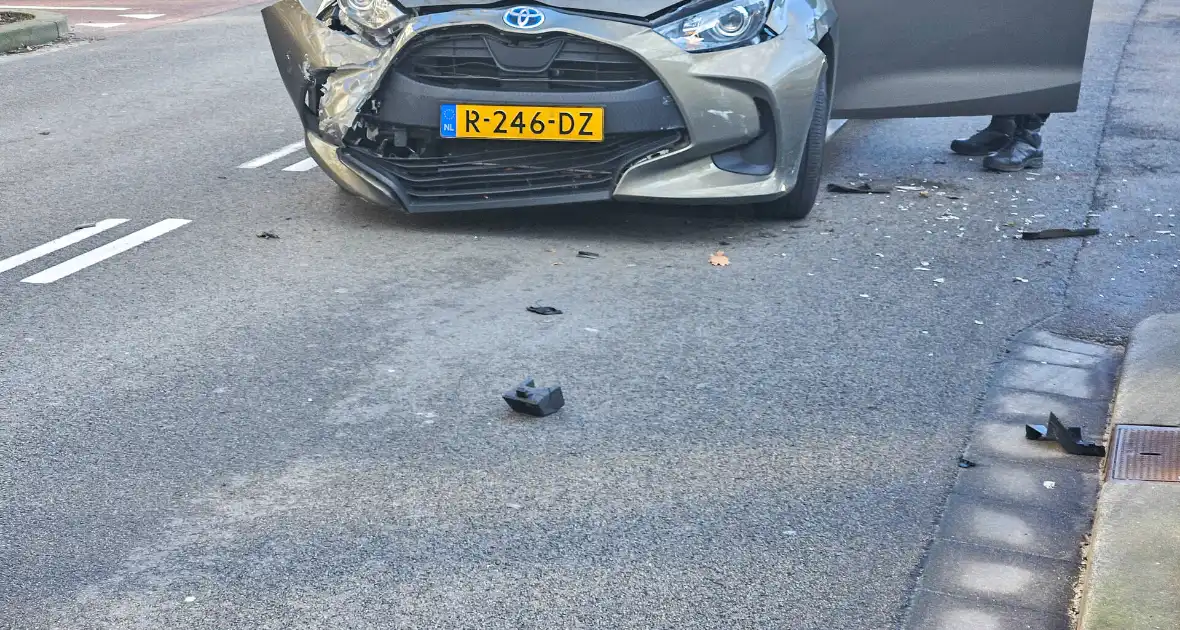 Meerdere voertuigen beschadigd bij aanrijding - Foto 3