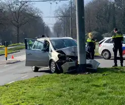 Fikse schade nadat automobilist op paal botst