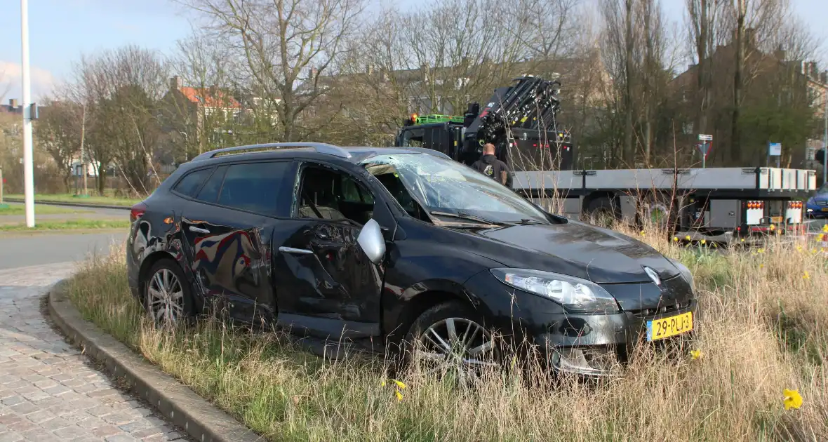 Vrachtwagen klapt op personenauto