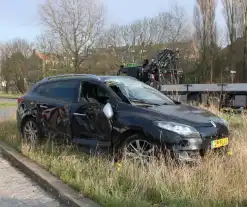 Vrachtwagen klapt op personenauto