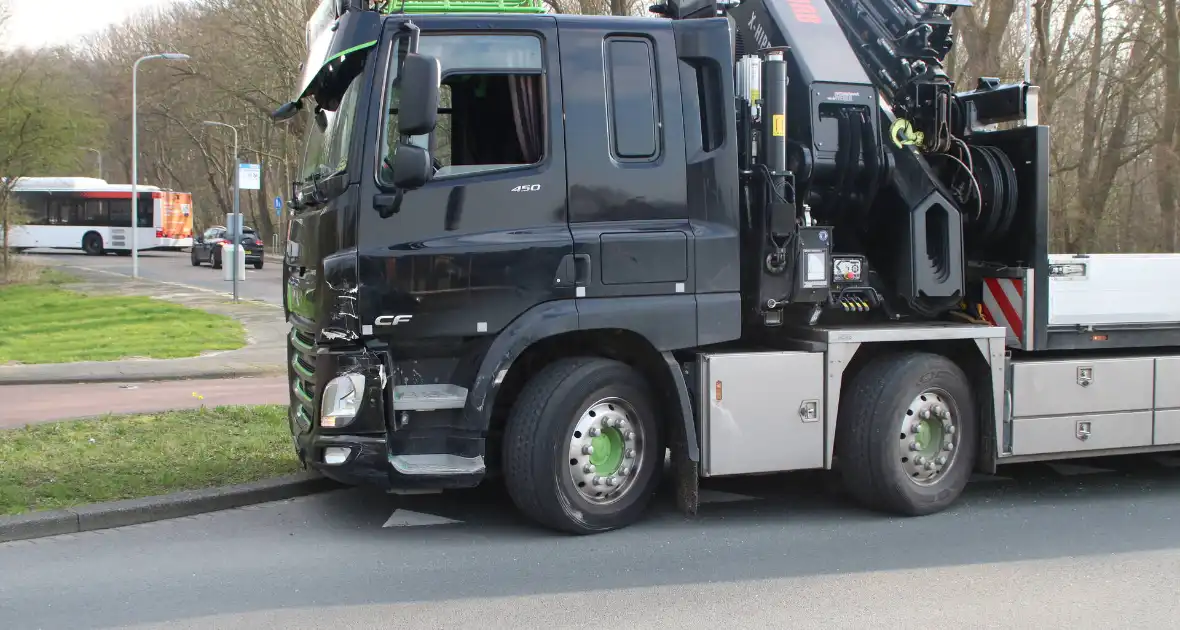 Vrachtwagen klapt op personenauto - Foto 1