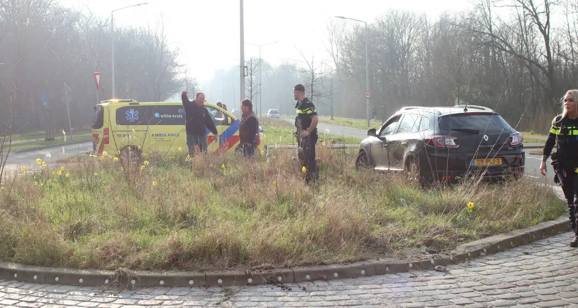 Vrachtwagen klapt op personenauto - Foto 3