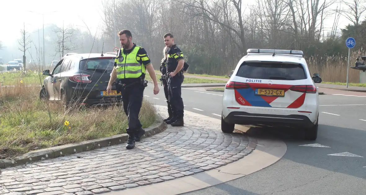 Vrachtwagen klapt op personenauto - Foto 4