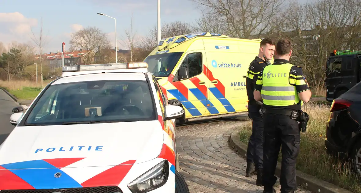 Vrachtwagen klapt op personenauto - Foto 5