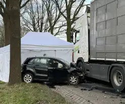 Persoon overleden bij aanrijding tussen personenauto en vrachtwagen