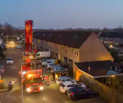 Brandweer helpt bewoner met kat van dak halen