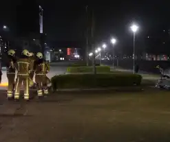 Winkelwagen met afval bij daklozenopvang in brand gestoken