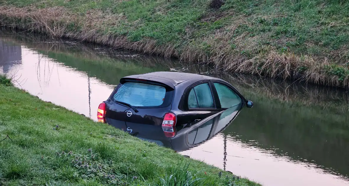 Auto rijdt van de dijk en belandt in het water - Foto 1