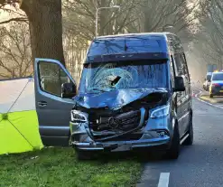 Fietser overleden bij aanrijding met bestelbus