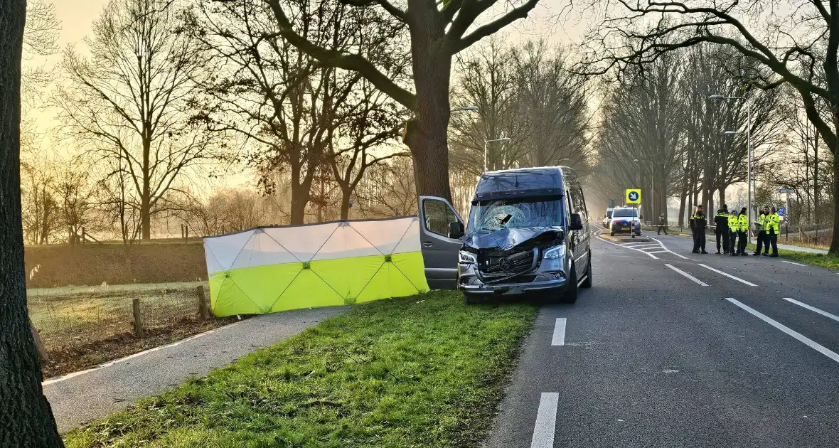 Fietser overleden bij aanrijding met bestelbus - Foto 1