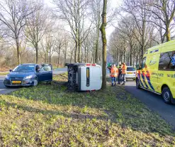 Bestelbus op zijn kant bij botsing