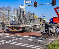 Scooterrijdster gewond bij botsing met vrachtwagen