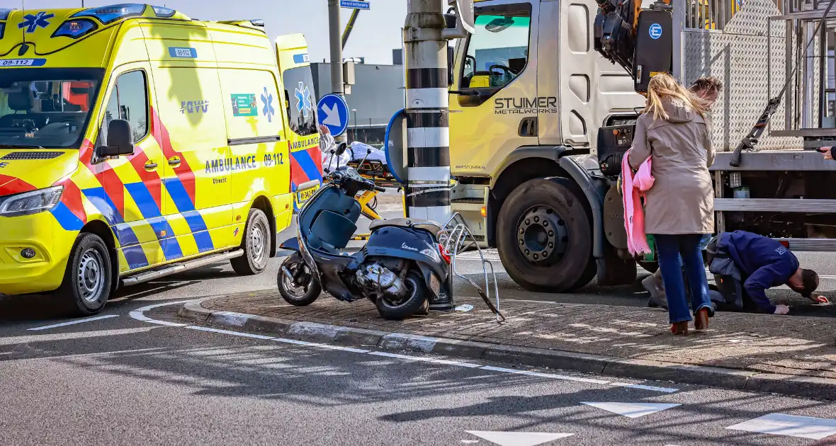 Scooterrijdster gewond bij botsing met vrachtwagen - Foto 2