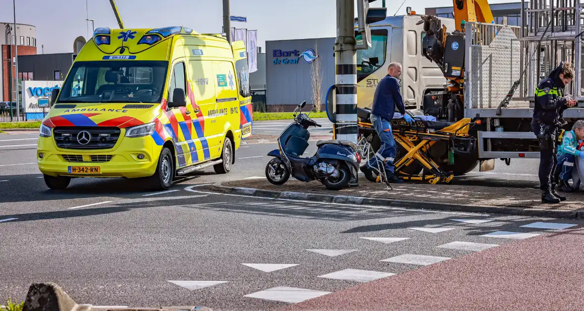 Scooterrijdster gewond bij botsing met vrachtwagen - Foto 3