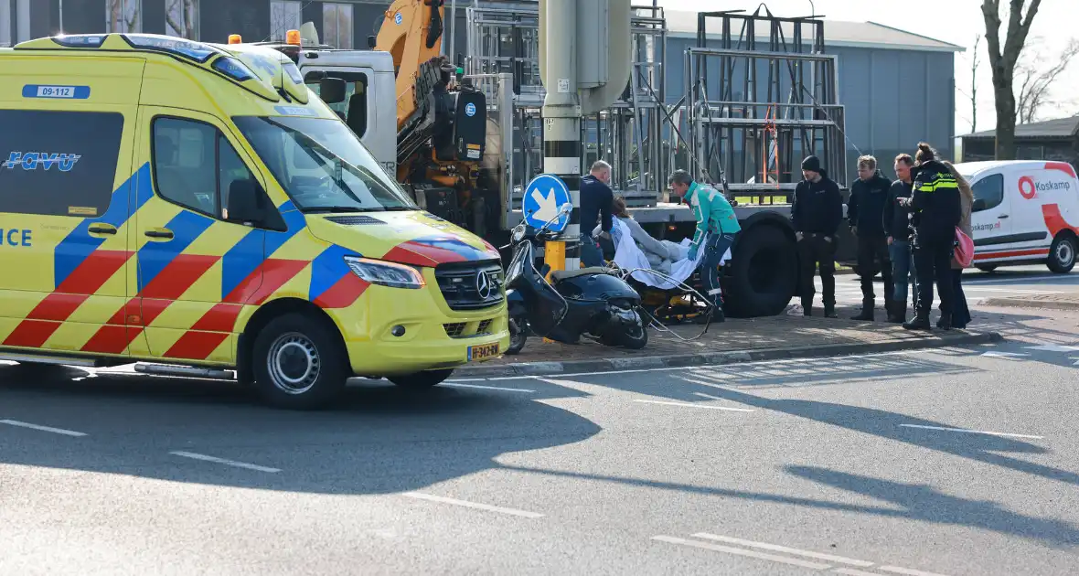 Scooterrijdster gewond bij botsing met vrachtwagen - Foto 5