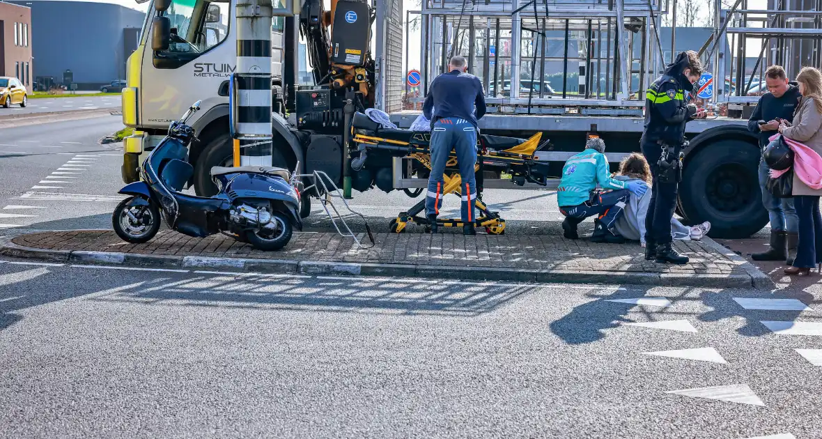 Scooterrijdster gewond bij botsing met vrachtwagen - Foto 7