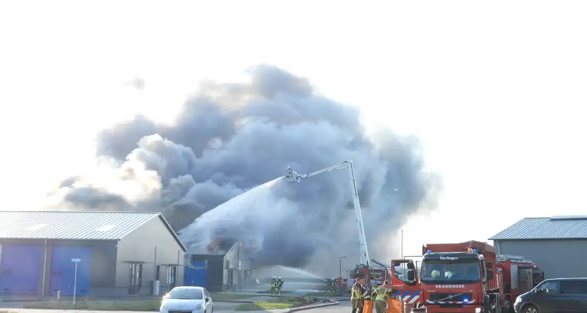 Forse rookontwikkeling bij grote uitslaande brand in loods