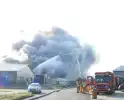Forse rookontwikkeling bij grote uitslaande brand in loods