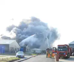 Forse rookontwikkeling bij grote uitslaande brand in loods