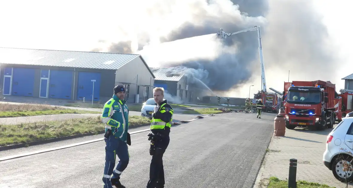 Forse rookontwikkeling bij grote uitslaande brand in loods - Foto 10