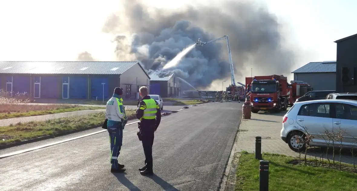 Forse rookontwikkeling bij grote uitslaande brand in loods - Foto 11