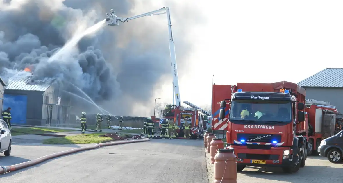 Forse rookontwikkeling bij grote uitslaande brand in loods - Foto 3