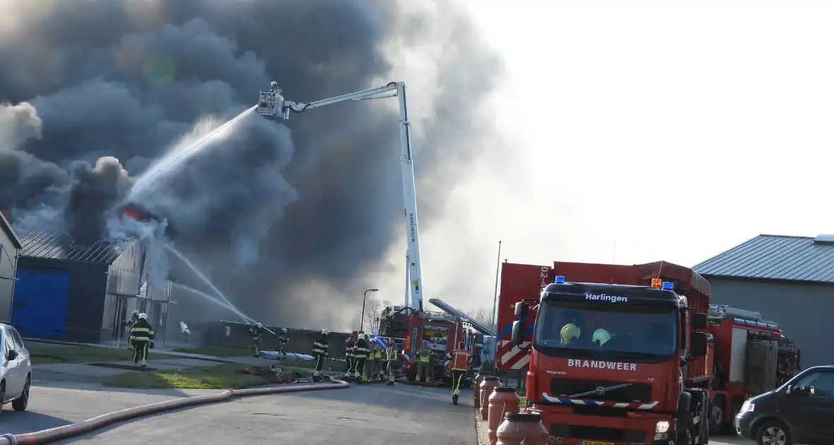 Forse rookontwikkeling bij grote uitslaande brand in loods - Foto 6