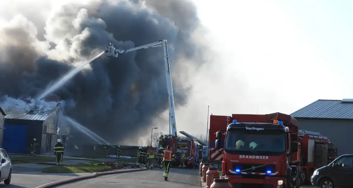 Forse rookontwikkeling bij grote uitslaande brand in loods - Foto 7