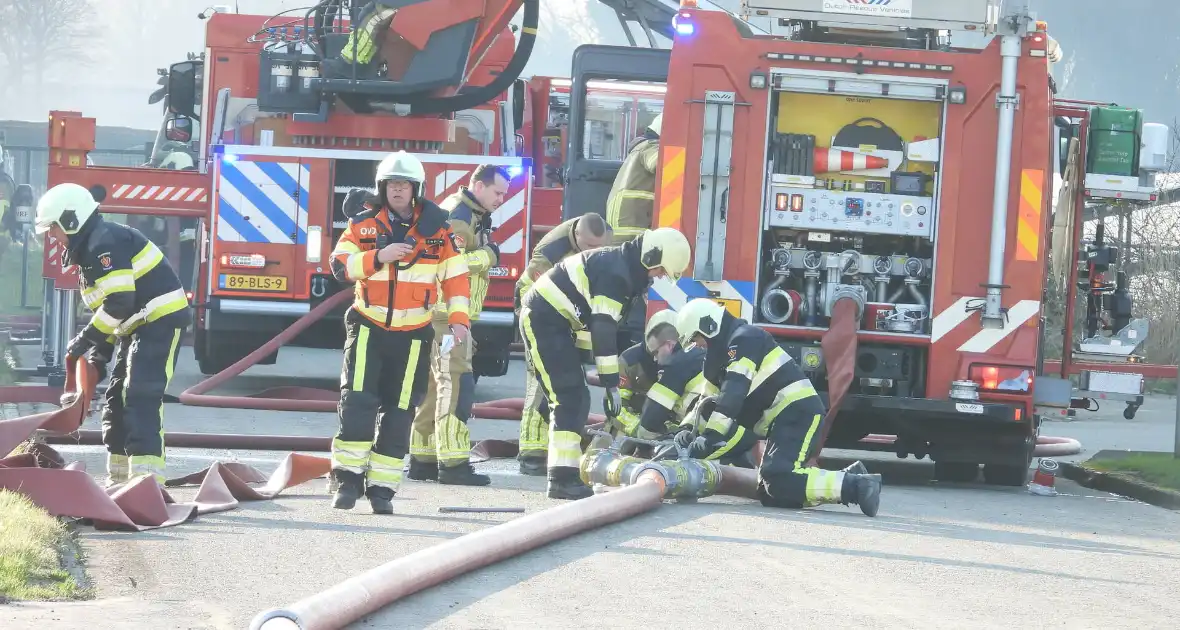 Forse rookontwikkeling bij grote uitslaande brand in loods - Foto 8