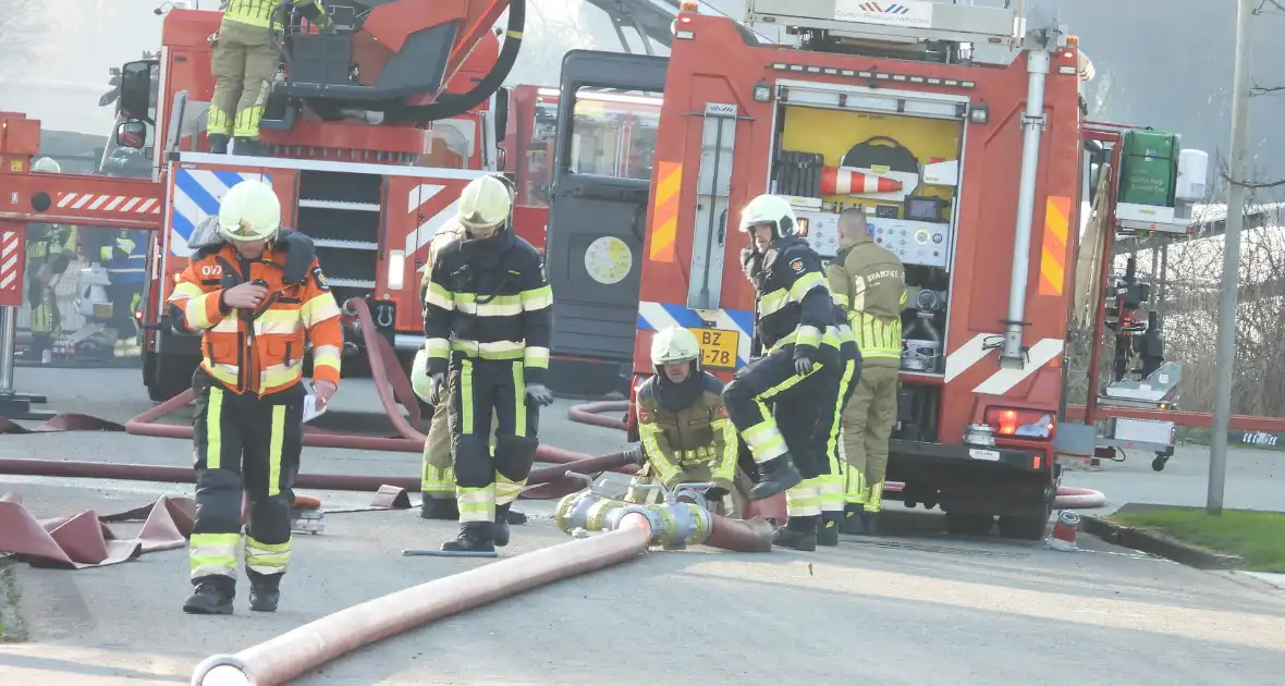 Forse rookontwikkeling bij grote uitslaande brand in loods - Foto 9