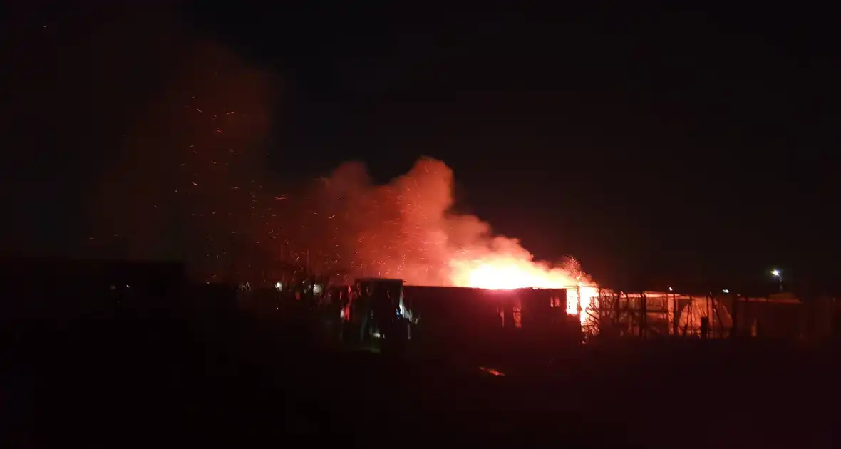 Uitslaande brand bij volkstuinencomplex - Foto 4