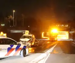 Bestuurder van bestelbus rijdt lantaarnpaal uit de grond