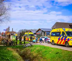 Groep wielrenners hard ten val na aanrijding