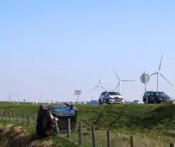 Auto raakte van talud op N33 bij Zuidbroek