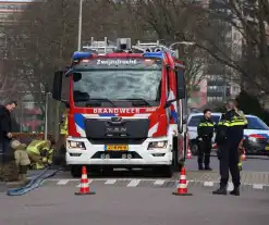 Auto brand af onder afdak