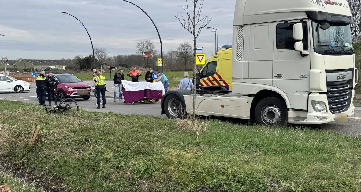 Vrachtwagen rijdt over benen van fietser heen