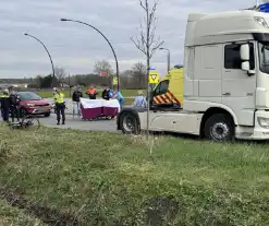 Vrachtwagen rijdt over benen van fietser heen