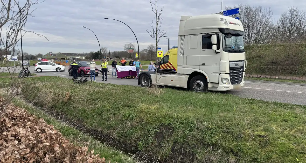 Vrachtwagen rijdt over benen van fietser heen - Foto 1