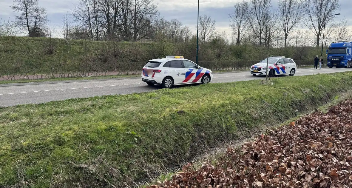 Vrachtwagen rijdt over benen van fietser heen - Foto 2