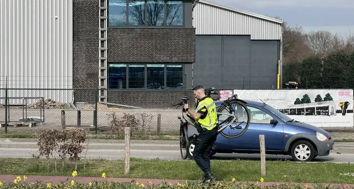 Vrachtwagen rijdt over benen van fietser heen - Foto 3