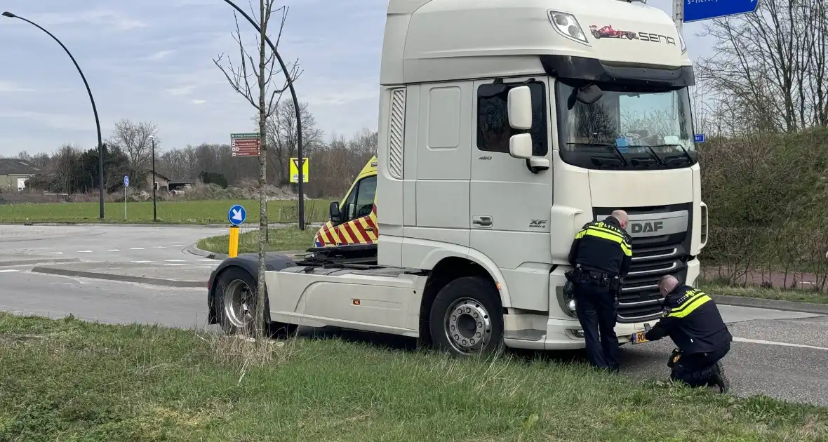 Vrachtwagen rijdt over benen van fietser heen - Foto 4