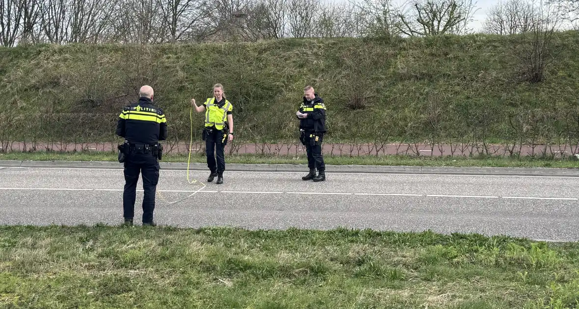 Vrachtwagen rijdt over benen van fietser heen - Foto 5