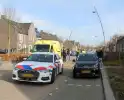 Motorrijder hard ten val in woonwijk