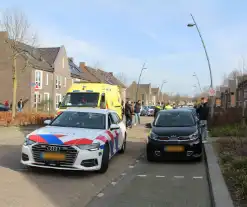 Motorrijder hard ten val in woonwijk