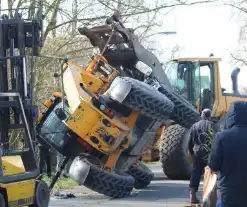 Graafmachine op z'n kant terechtgekomen