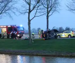 Personenauto belandt op zijn zijkant na ongeval