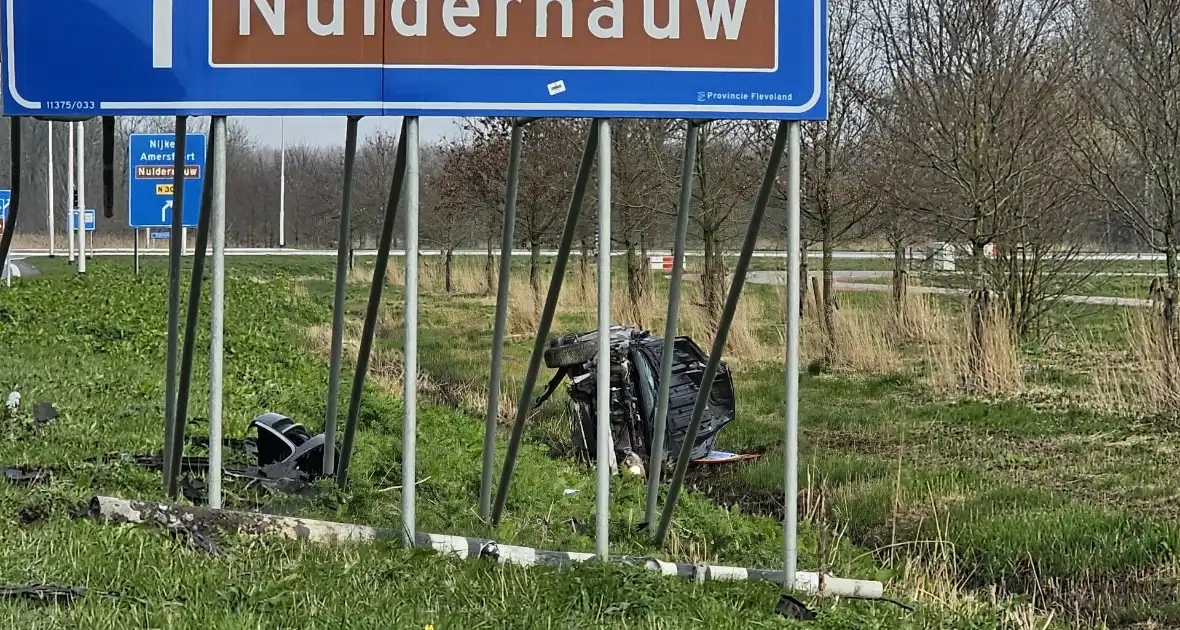 Auto ramt verkeerslicht en belandt op zijn zij in een greppel - Foto 1